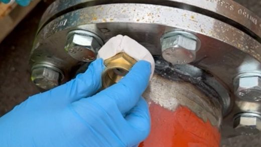 A leaking flange can undergo repair whist pressure remains on by using epoxy putty to bond a valve to the pipe